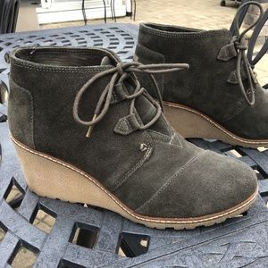 Tom’s wedge booties olive green size 9